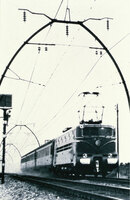 (Louis Armand avait fait de l'électrification du réseau et des vitesses toujours plus rapides une priorité dans le développement des chemins de fer français. C'est sous sa présidence que les records du monde ont été battus en 1955 par les trains de passagers tractés par des locomotives CC / Louis Armand had made network electrification and faster speeds a priority in the development of French railways. It was under his chairmanship that the world records were beaten in 1955 by passenger trains hauled by CC locomotives