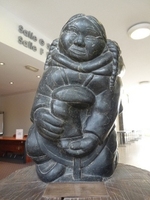 Sculpture traditionnelle inuit, cadeau des chemins de fer canadiens(Sculpture traditionnelle inuit, cadeau des chemins de fer canadiens, Traditional inuit sculpture, given by the Canadian railways