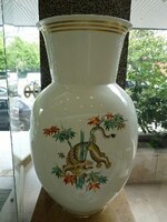 Un des deux vases de porcelaine offerts par les Chemins de fer de la (…)(Un des deux vases de porcelaine offerts par les Chemins de fer de la République populaire de Chine One of the two porcelain vases given by the People's Republic of China Railways 