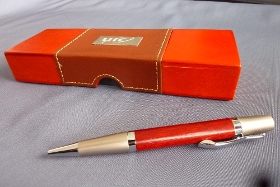 Gamme moyenne : stylo en bois en coffret - Mid-range: wooden roller ball pen set(Gamme moyenne : stylo en bois en coffret - Mid-range: wooden roller ball pen set