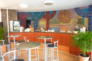 Cafétéria à la mezzanine du 1er étage -(Cafétéria à la mezzanine du 1er étage Coffee area on the mezzanine on the 1st floor of UIC 