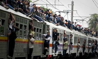 (Boules en béton ou poils de balai, les Indonésiens qui grimpent sur le toit des trains s'exposent à des dangers supplémentaires. From balls to bristles, Indonesians who climb on to train roofs are facing a growing array of hazards. © Ulet Ifansasti/Getty Images